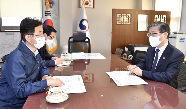 18일 변창흠 국토교통부 장관에게 이철우 경북도지사(왼쪽)가 경북도 철도·도로분야 현안사업에 관해 설명하고 있다.