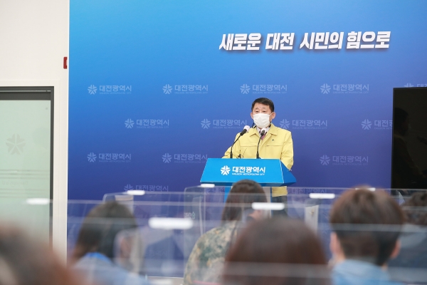 18일 대전시 서철모 행정부시장은 시청 기자브리핑을 열고 옛 충남도청사 리모델링 공사에 대한 감사 결과를 발표하며“시민들에게 큰 실망과 우려를 끼쳐드린 점에 대해 매우 송구하다”고 말하고 있다.
