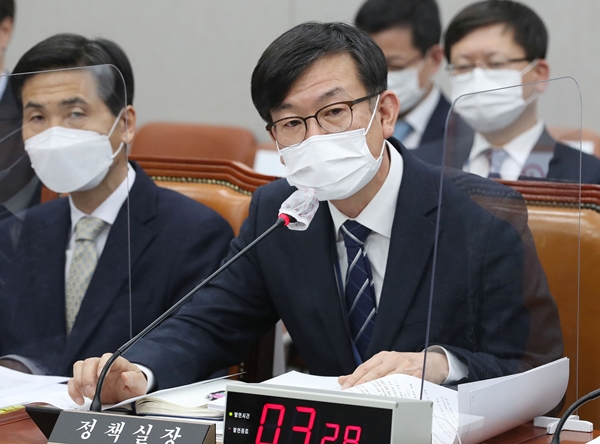 김상조 청와대 정책실장(사진)이 임대차 3법 시행 직전 본인과 배우자 공동명의의 아파트 전세금을 14% 이상 올려 재계약한 사실이 드러나 논란이 일고 있다. [뉴시스]