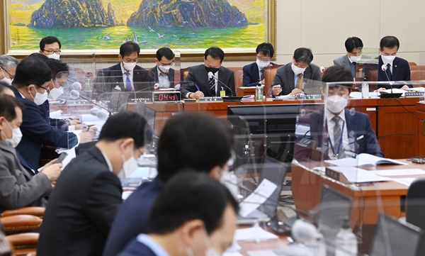 17일 오전 서울 여의도 국회에서 정무위원회 전체회의 ‘공직자의 이해충돌 방지법안’에 관한 공청회가 열리고 있다. [뉴시스]