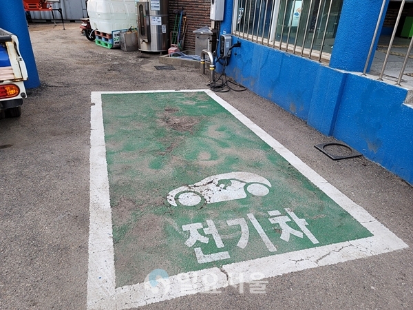 경기도 시흥시 과림동 주민센터에 위치한 한 전기차 충전소로, 스타퍼나 전기배관 커버, 전기차 충전소 알림 표기 등 기본 설비도 없이 운영되고 있다. [정두현 기자]