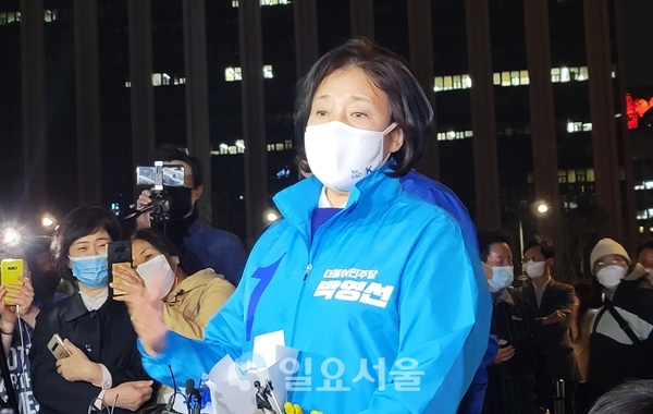 광화문에서 유세 공식 일정을 마친 박영선 후보가 기자들의 질문을 받고 있다. [정두현 기자]