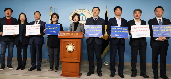 더불어민주당 연구 모임 더좋은미래 소속 의원들이 11월 27일 오전 서울 여의도 국회 정론관에서 한미방위비분담금 관련 성명을 발표하고 있다. [뉴시스]