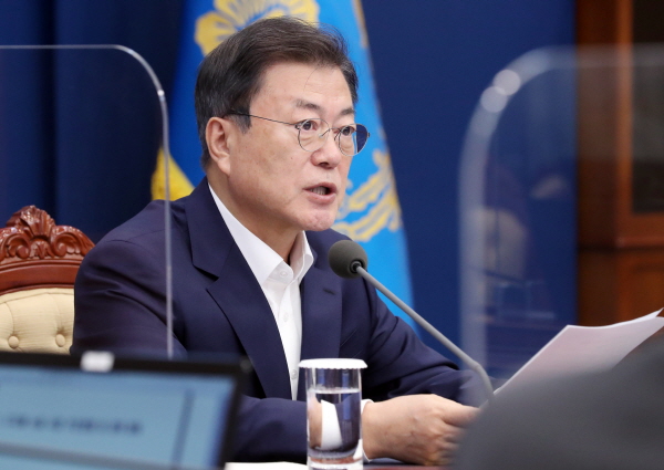 문재인 대통령이 19일 오후 청와대 여민관에서 열린 수석·보좌관회의에 참석해 발언하고 있다. [뉴시스]