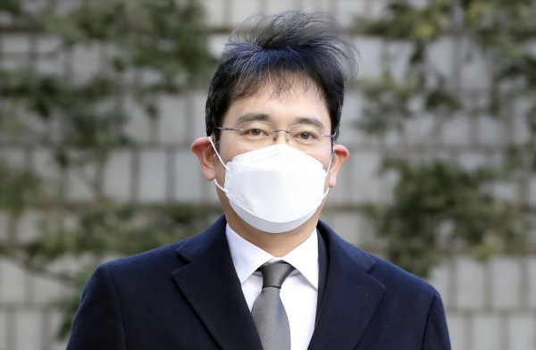 이재용 삼성전자 부회장이 30일 오후 서울 서초구 서울고등법원에서 열린 국정농단 관련 파기환송심 10차 공판에 출석하고 있다. 2020.12.30. [뉴시스]