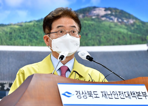 이철우 경북도지사가 23일 사회적 거리두기 개편안 시범시행에 대해 브리핑을 하고 있다.