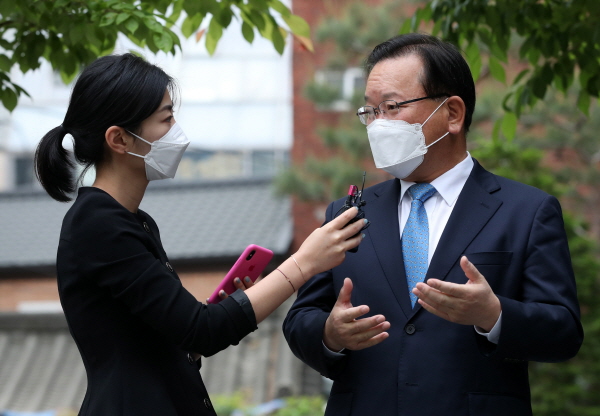김부겸 국무총리 후보자가 27일 오전 인사청문회 준비 사무실이 마련된 서울 종로구 금융감독원 연수원으로 출근하며 취재진 질문에 답변하고 있다. [뉴시스]