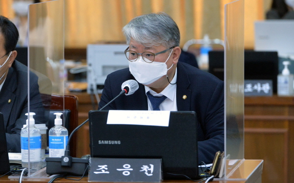 조응천 더불어민주당 의원(사진)은 당내 문파들의 열성 지지 행위와 심리를 이해하지만 재집권을 위해선 욕설, 문자폭탄 등은 자제해야 한다고 일갈했다. [뉴시스]