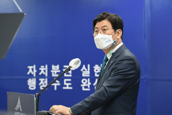 이춘희 세종시장이 글로벌 최고 수준 네이버 데이터센터 각 세종을 구축 관련 브리핑을 하고 있다.