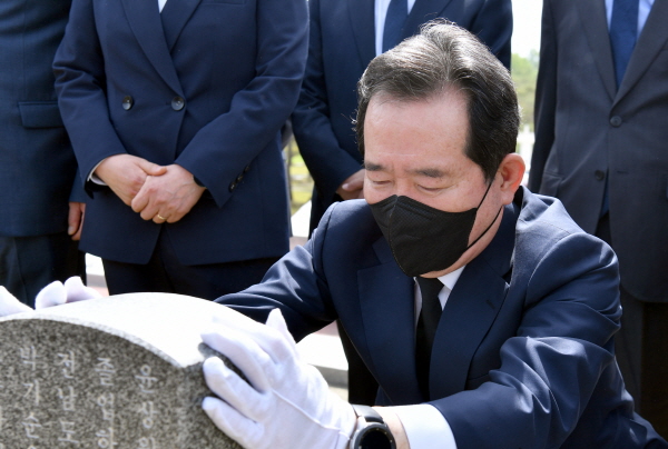 정세균 전 국무총리가 28일 오전 광주 북구 운정동 국립5·18민주묘지 윤상원·박기순 열사 묘역에서 참배하고 있다. [뉴시스]