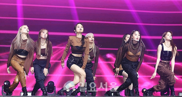 미니 1집 이슈 메이커(ISSUE MAKER) 발매한 걸그룹 핫이슈