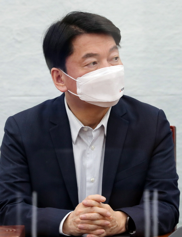 국민의당 안철수 대표가 29일 서울 여의도 국회에서 열린 최고위원회의에서 참석자 발언을 듣고 있다. [뉴시스]