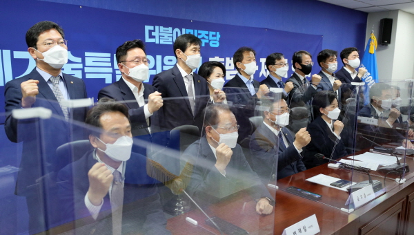 지난 23일 국회에서 열린 반도체기술특별위원회 출범식 및 1차 회의에 참석한 윤호중 더불어민주당 비대위원장과 양향자 반도체기술특위원장 등 특위위원들이 기념촬영을 하고있다. [뉴시스]