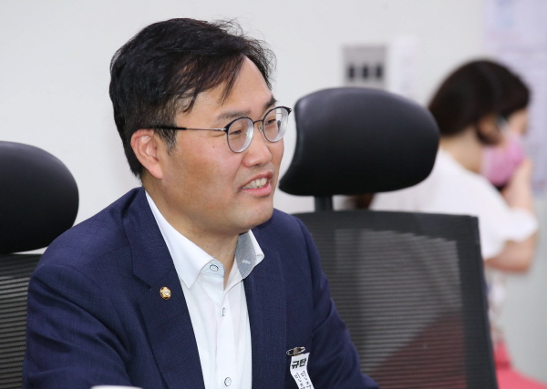 홍석준 미래통합당 의원이 8일 서울 여의도 국회 의원회관에서 열린 기업승계 활성화 정책간담회에 참석해 현안관련 발언을 하고 있다. 2020.07.08. [뉴시스]