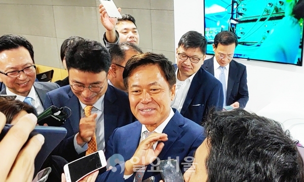 박정호 SK텔레콤 CEO겸 SK하이닉스 부회장이 기자들에게 둘러싸여 질의에 답하고 있다. [이창환 기자]