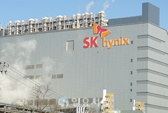 SK하이닉스가 메모리 반도체를 넘어 비메모리 반도체 분야까지 확대에 나설지 아울러 글로벌 반도체 시장의 대변혁을 이끌어 낼지 이목이 집중되고 있다. [이창환 기자]