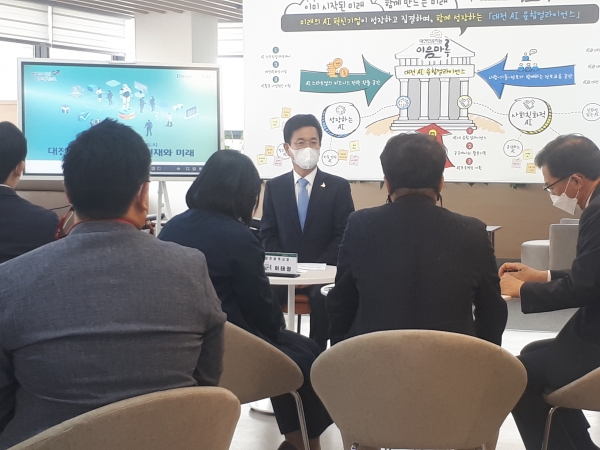 6일 허태정 시장이 중구 선화동 대전테크노파크 D-Station 12층에서 인공지능 창업·교류를 위한 개방형 혁신 공간인 대전 인공지능(AI) 이음마루 개소를 기념하고, 인공지능 스타트업 관계자와 간담회를 개최하고 있다./(사진=최미자 기자)