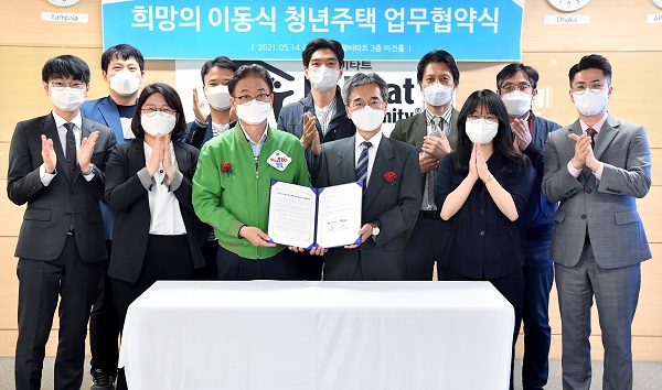 이철우 경북도지사(앞줄 왼쪽 세번째)가 지난 14일 한국해비타트 회의실에서 한국해비타트와 청년 주거복지 향상을 위한 이동식 주택 지원사업 업무협약을 체결하고 기념사진을 찍고 있다.