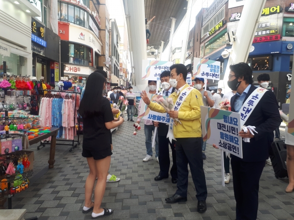 14일 허태정 대전시장은 으능정이 거리에서 온통대전 1주년 기념행사에서 시민들을 만남을 가지고 소통을 하고 있다./(사진=최미자 기자)