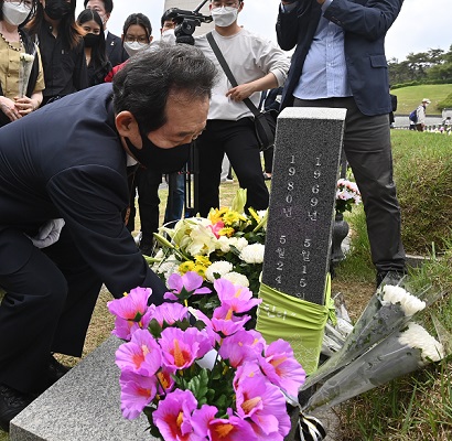 정세균 전 국무총리가 광주 북구 운정동 국립5·18민주묘지를 찾아 참배한 뒤 헌화하고 있다. 2021.05.18. 뉴시스