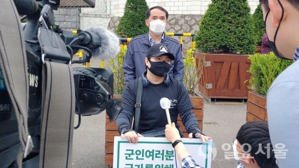 천안함 피격 당시 가장 크게 다쳤던 신은총 예비역 하사. [사진=이창환 기자]