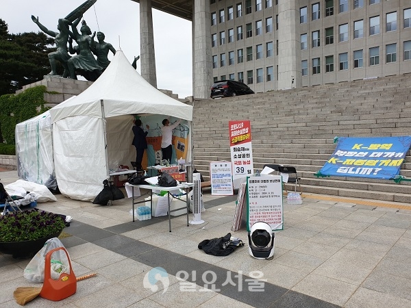 최승재 의원이 여의도 국회에서 소상공인 코로나19 피해 손실보상과 관련해 천막농성을 이어가는 모습 [사진=양호연 기자]