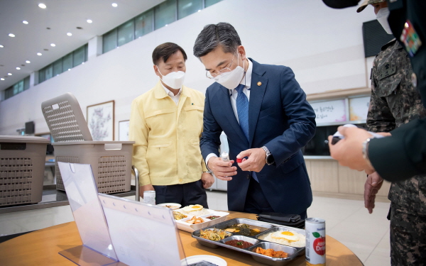 격리 장병용 도시락 포장 점검하는 서욱 국방부 장관. [뉴시스]