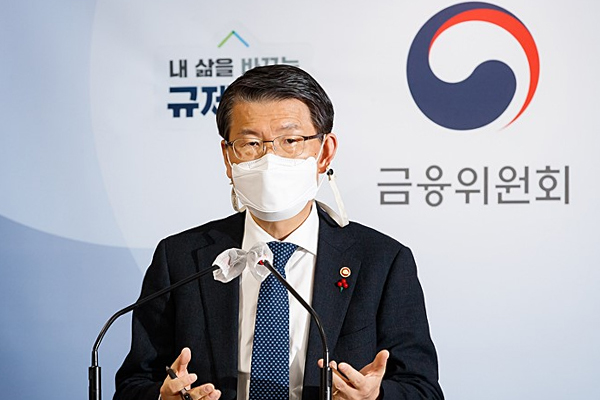 금융위원회가 가상화폐거래소 신고를 위해 내건 임직원의 자사거래소 이용 불가 조건에, 거래소들이 냉랭한 반응을 보이고 있다. 사진은 은성수 금융위원장. [금융위]