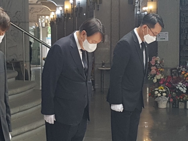 윤석열 전 검찰총장이 5일 오전 서울 동작구 국립서울현충원 충혼탑 지하 무명용사비와 위패봉안실을 찾아 참배하고 있다. (사진=윤석열 전 검찰총장 측 제공) [뉴시스]