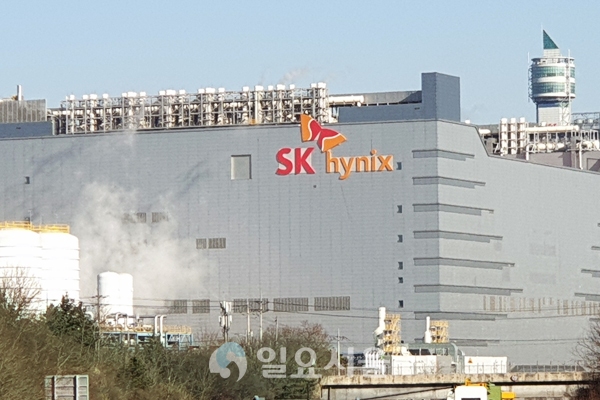 SK하이닉스가 "D램 불량에 따른 2조 원 규모의 손실이 발생됐다"는 허위사실 유포와 관련 고소장을 제출하고 유포자를 사법당국에 수사의뢰하는 등 단호한 대응에 나섰다. 사진은 SK하이닉스 이천 공장 모습. [이창환 기자]