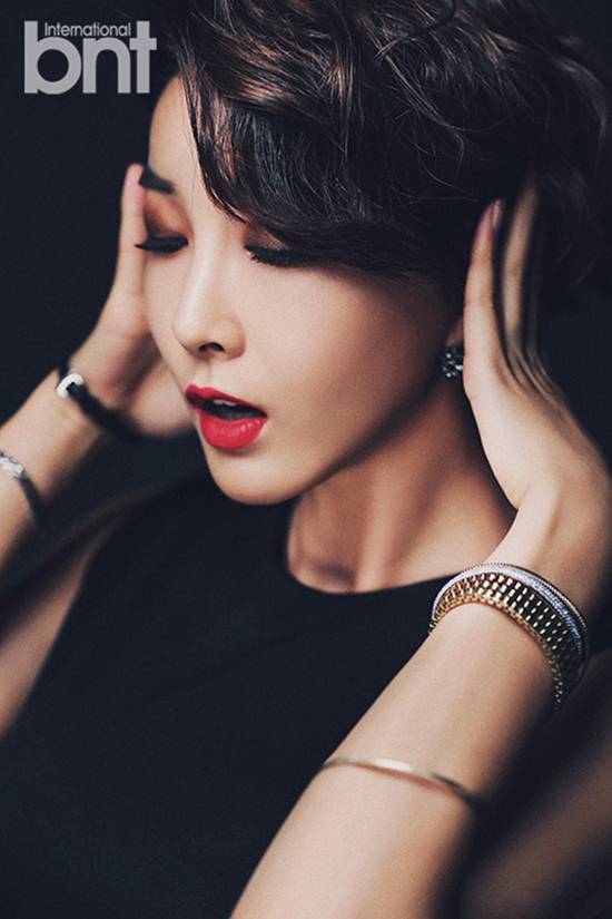 배우 진서연, 몽환적이며 청초한 매력 화보에 담아