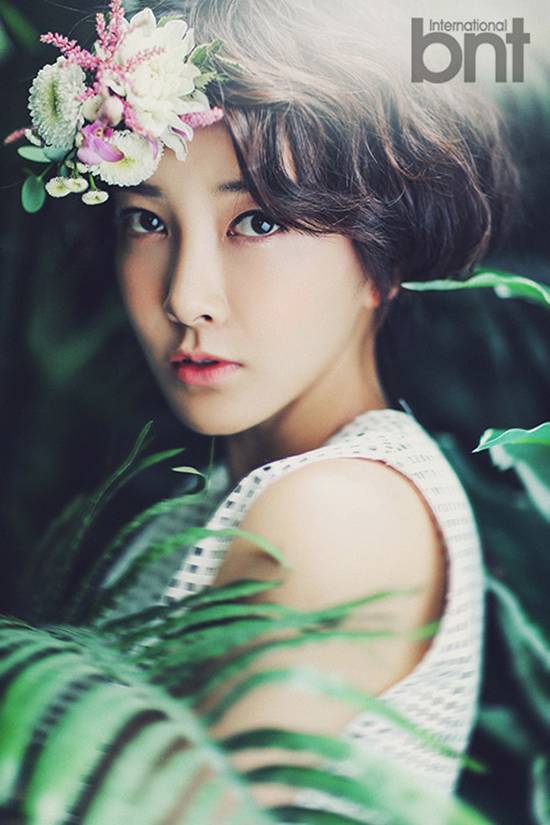배우 진서연, 몽환적이며 청초한 매력 화보에 담아