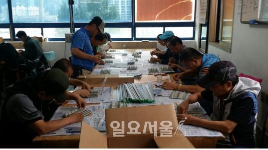부산역 광장, '노숙인 자활사업단' 청소활동 실시 부산역 광장, '노숙인 자활사업단' 청소활동 실시