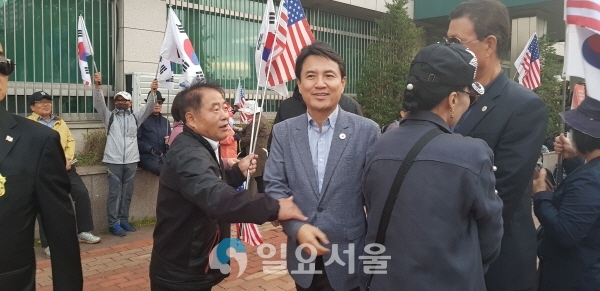 태극기 집회 현장에 등장한 김진태 자유한국당 의원