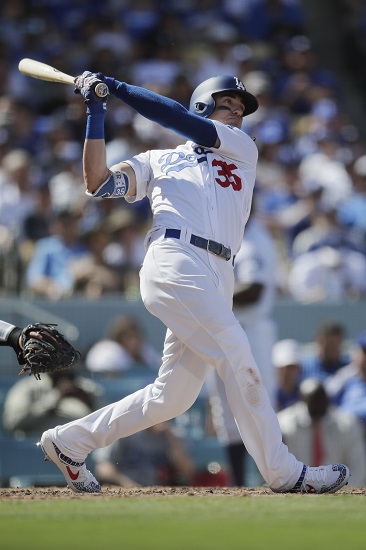 LA 다저스의 코디 벨린져. 그는 2일(한국시간) 콜로라도 로키스와의 타이 브레이커 경기에서 4회말 선제 투런 홈런을 터뜨렸다. [뉴시스]