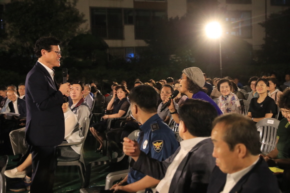 지난 7월과 8월에 개최된 주민과의 대화에서 김대권 수성구청장이 주민들과 마주보며 주민들의 이야기를 듣고 있다. 사진제공=수성구청