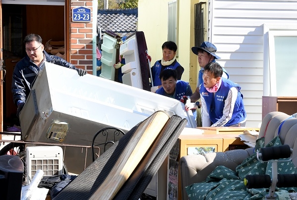 경북도청 직원들이 태풍 ‘콩레이’로 피해를 입은 수재민 지원에 나서고 있다.