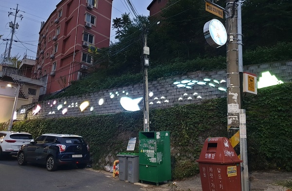 여성안심거리에 설치된 LED 조형물 및 벽화.