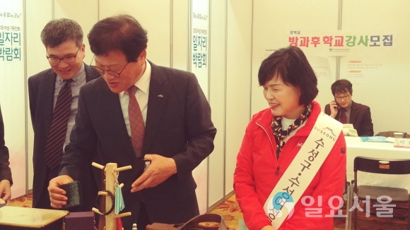 김대권 수성구청장(가운데)과 최경분 수성여성클럽관장(오른쪽)이 박람회 참가 업체 제품을 보고 있다.