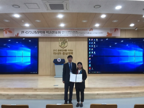 구두발표 우수상을 수상한 조은희 학생(오른쪽)