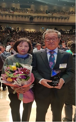2018 자랑스러운 도민상 수상자 하윤호(오른쪽)씨.