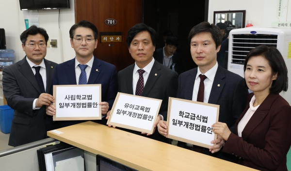 왼쪽부터 박찬대, 박용진, 조승래, 김해영, 박경미 의원. [뉴시스]