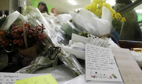 '강서 PC방 살인사건'에 대한 파문이 확산되고 있는 22일 오전 사건이 발생한 서울 강서구 PC방 앞에는 국화꽃이 놓여 있는 등 시민들의 추모 발길이 이어지고 있다. [뉴시스]