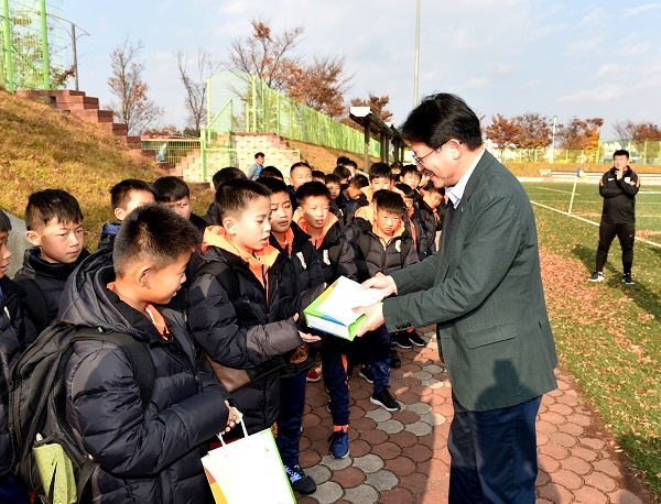 이재춘사장대행이 중국축구대표단을 격려하고 있다.