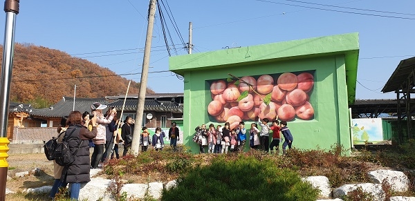 영천전통시장투어 별별미술마을 방문해 기념사진을 찍고 있다.