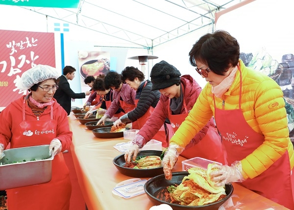 빛깔찬 영양김장축제에서 영양군 주부들이 김장김치를 담그고 있다.