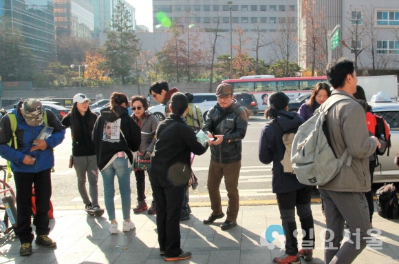 영진사이버대학교는 17일 서울 한양도성길을 걷고 환경보호 캠페인을 펼쳤다. 사진은 캠페인 참가자들이 기념촬영을 하는 모습. 사진=영진전문대