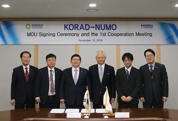 차성수 이사장(왼쪽 중앙)이 일본의 고준위방사성폐기물 처분 전담기관인  NUMO와 업무협약을 하고 기념사진을 찍고 있다.