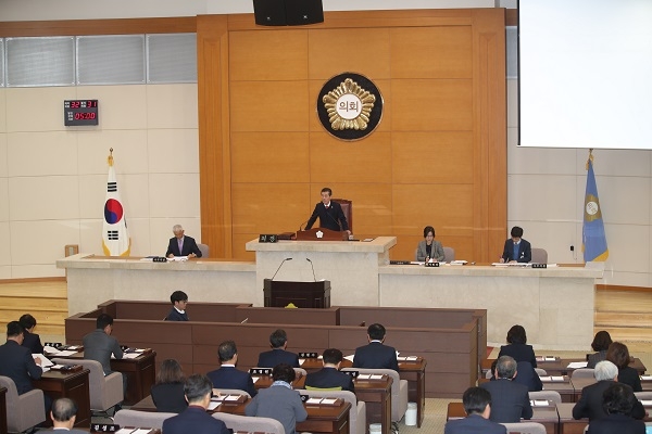 포항시의회(의장 서재원)가 지난 16일 의회 본회의장에서 제1차 본회의를 개의하고 제255회 임시회의 본격적인 활동을 시작했다.