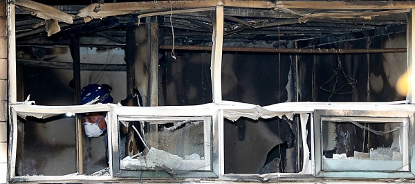 지난 9일 오전 서울 종로구 고시원에서 화재가 발생해 경찰‧소방 관계자가 화재감식을 하고 있다. 이날 화재로 6명이 사망하고 11명이 부상을 입었다. [뉴시스]